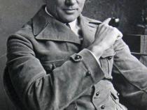 Georg Schulz auf dem Balkon seiner Wohnung, Leibnizstr. 86 Foto: Renate Betty Franziska Ebel, CC0, via Wikimedia Commons