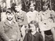 Hans, Rudi Leavor, Rosemarie, Erwine Leavor, vorne Helga 1935 Bild: Fotos von Rudi Leavor, einem Freund von Hans Radziejewski, Erwine war Rudis jüngere Schwester