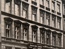 Das Haus Brandenburgstraße 45 mit dem Schild der Chemischen Fabrik „Zündnelke“. Es wurde gegen Kriegsende durch einen Bombenangriff zerstört. © Privatbesitz