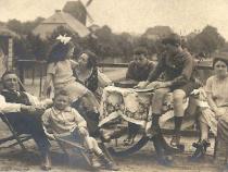Arthur Heidemann, sein Sohn Hermann und seine Tochter Selma („Selli“), die zweite Ehefrau von Arthur Frieda, sowie Sellis Cousins Rudolf und Günther und deren Mutter Gertrud Heidemann. Arthur, Rudolf, Günther und Gertrud wurden von den Nazis ermordet, Selli und Hermann konnten rechtzeitig nach Palästina auswandern. (Foto Berlin Sommer 1925) Bild: Familienarchiv