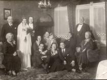 Hochzeitsfto 1930: die Eltern des Brautpaares, Hans Philipps Schwester Eleonore und ihr Ehemann Arnold Schmitt, die Schwestern der Braut Erna – Johanna und ihr Ehemann Walter Winter, Hannelore Petzold mit ihrem Sohn Manfred - sowie die Großeltern der Braut mütterlicherseits, Heinrich und Pauline Hensing © Familienbesitz