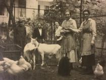 Hildegard Eisner im Hof des Hauses mit Angestellten © Familienbesitz