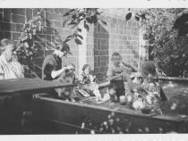 Frieda Lina Kögel mit ihrer Mutter (li.) und einigen ihrer Kinder (Rechte: Familie)