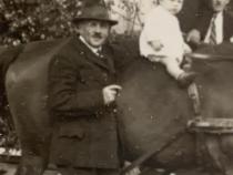 Eugen Raven-Rosen-Baum mit seinem einjährigen Großneffen Carl Gerhard © Familienbesitz