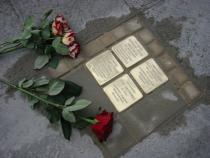 Stolpersteine für Abraham Jakob, Alice, Benjamin Efram und Jona Waserman