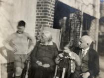 Vermutlich Bianca mit Ludwig Simon mit den Enkelkindern Frank und René vor dem Wohnhaus Tietzenweg 54, etwa um 1930 © Familienbesitz