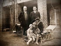 Ludwig Simon mit dem Sohn Franz Wolfgang sowie der Tochter Johanna Dorothea/ Hanne und den Enkeln Franz und René vor dem Haus im Tietzenweg, etwa um 1927 © Familienbesitz