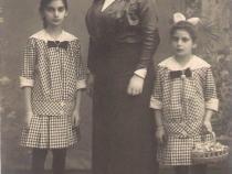 Käthe (rechts) mit ihrer Mutter Johanna Leschnik und Schwester Irene © Marion Schubert, geb. Salomon