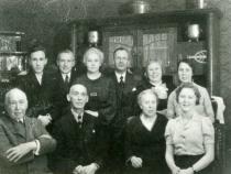 Familie Schwarz Mai 1938, von links vorne: Vater Georg (gestorben 1942), Schwager Paul Hirsch  (deportiert 1942), Mutter Berta (gest. 1943), Schwägerin Nadja (emigriert  1938) Von links hinten: Neffe Joachim Brotzen (lebt in USA), Bruder Bodo (emigriert 1938), Schwester Senta Hirsch (deportiert 1942), Schwager Karl Brotzen  (emigriert 1938), Schwester Loni Brotzen (emigriert 1939), Irma (deportiert 1944)