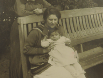 Johanna Jacobsohn (sitzend) mit Tochter Adele