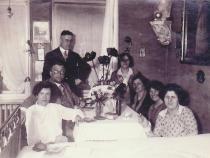 James Basch (links in der Mitte) mit seiner Lebensgefährtin Lena Jaensch (links unten). Copyright: Gisela Schlüter