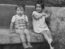 utta Dresdner (rechts) zusammen mit ihrer Cousine Renate Dresdner auf der Steinbank vor der Grundschule Sybelstraße 20; Foto: privat