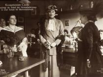 Kronprinzessin Cecilie in der Schule für Blumenschmuck Bild: gemeinfrei