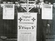 Leopold Jacob mit seiner Waage vor dem Schlosspark 1930erJahre  © Seev Jacob