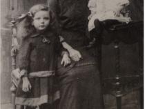 Rega mit ihren Kindern Berta und Siegfried, aus dem Buch: 900 Jahre Meudt