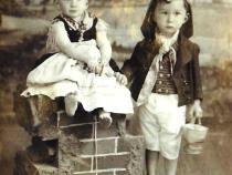 1907 Brigitte (1½) und Hans (2 ½) in den Ferien in Göhren auf Rügen, Foto: privat