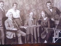 Hermann (sitzend, 2. v. l.) und Marie Lewin (stehend). Copyright: Peter H. Schaefer