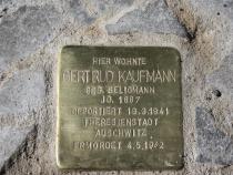 Stolperstein für Gertrud Kaufmann Stein vor Korrektur (2012?)