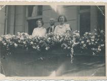 Clara (links) und Martin Asch auf dem Balkon. Copyright: René Asch