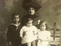 Mary Trapowski mit ihren Enkeln, Foto: Privatbesitz