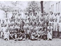 Marion Samuel auf einem Klassenfoto (das Mädchen mit der auffälligen Schleife im Haar), aufgenommen im Hof eines Hauses in der Sonnenburger Straße © Götz Aly