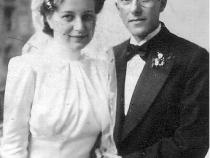 Hildegard und Herbert Abraham am Tag ihrer Trauung auf dem Balkon in der Jenaer Straße 19 (Foto aus Privatbesitz)