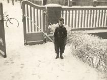 Eva Reichenbach vor dem Haus Egerstraße 12, Foto: Besitz Daniel Graf