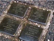 Stolpersteine für David, Cecilie, Edith und Hildegard Robinski.