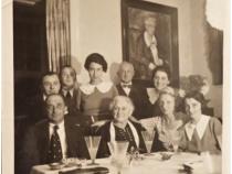 Familienfeier anlässlich des Geburtstags von Sophie Feldmann am 30.7.1935 in der Villa Tabbertstraße 14. Hintere Reihe Mitte Hiltburg Rose, Willi Neumann Wagner, vorne Sophie Feldmann, Berta Feldmann geb. Lindheimer (1.Reihe zweite von rechts) und Annie Bein, Privatbesitz