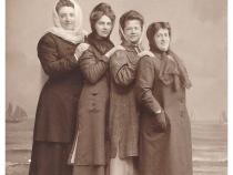 Ruscha mit ihren Schwestern Bild: Familienbesitz