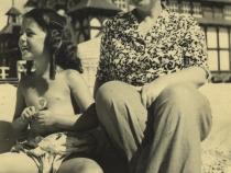 Ruth Schlome und ihre Tochter Susanne an der Nordsee. Copyright: Susanne Woodin