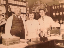Leo und Rosette Cohn sowie Rosettes Bruder Leopold in ihrer Drogerie - Foto: Familienbesitz