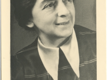 Schwarz-weiß Aufnahme von Else Solms, geb. Rosenthal. Ein Frau mit gewellten, dunklen Haaren, die nach links schaut und lächelt. Foto; Privatbesitz