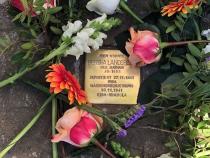 Stolperstein für Bertha Landsberg mit Blumen Bild: Johann-Wolfgang Landsberg-Becher