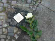 Am Tag der Verlegung (Bild: Projekt Stolpersteine)