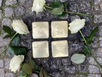 Stolpersteine für die Familie Schönthal, bestehend aus den Eltern Fritz und Ida und den Kindern Ruth und Peter