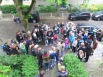 Schülerinnen und Schüler bei der Verlegung