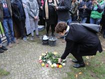 Bei der Verlegung (Foto: Projekt Stolpersteine)
