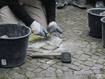 Bei der Verlegung (Foto: Projekt Stolpersteine)