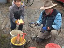 Die Verlegung des Steins mit Gunter Demnig (Projekt-Stolpersteine)
