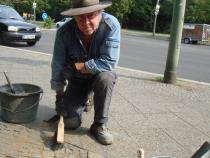 Verlegung der Stolpersteine Lesser und Alice Schoeps. Fotorechte: Koordinierungsstelle Stolpersteine Berlin.