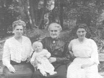 Vier Generationen: Laura Wachsner inmitten ihrer Familie. Copyright: Naomi Johnson