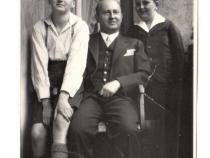 Werner, William und Franz Leiser. Bild: Familienbesitz Er heiratete in zweiter Ehe die wesentlich ältere Martha Ruben, die am 2. Februar 1885 in Bielefeld geboren worden war. Über sie, ihre Herkunft und ihr Leben sind keine Details bekannt.  Das Einzige, was der Sohn Werner seinen Töchtern über ihren Großvater erzählte, war: „My father’s business partner fled the country with company money. My father thought he would be in serious trouble. There was a knock on the door, he thought it was the SS, and he shot