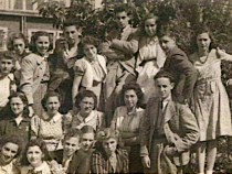 Luise Marta Renate Stenszewski, gen. Rena, in ihrer Klasse im Montessori-Lyceum Amsterdam. Bild: Archiv Am 29. März 1939 ist Egmont mit Judith bei der Familie ihrer gemeinsamen Tochter Ellen Mary in Amsterdam, Parnassusweg 34, 2.Stock, gemeldet. Hier wohnten sie alle offensichtlich 4 Jahre lang zusammen. Aus dieser Zeit ist ein Foto ihrer Enkelin „Rena“ erhalten, im Archiv des Montessori Lyceum, Amsterdam