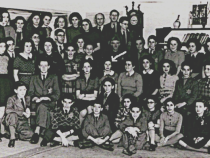 Alle Schüler der 1. bis 6. Klasse, Gründer/Präsident Emanuels und Lehrer für Kunstgeschichte.  Fotodokumente Renate Stenszewski: https://www.joodsamsterdam.nl/joods-montessori-lyceum